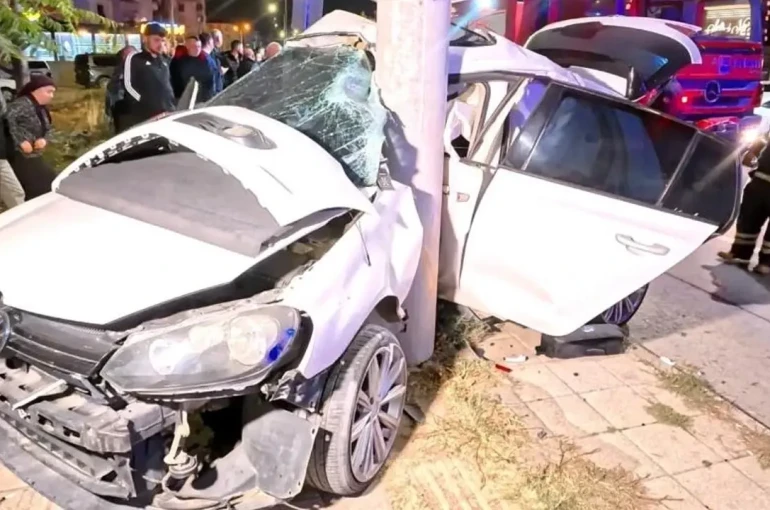 Aksaray’da feci kaza: Otomobil direğe ok gibi saplandı