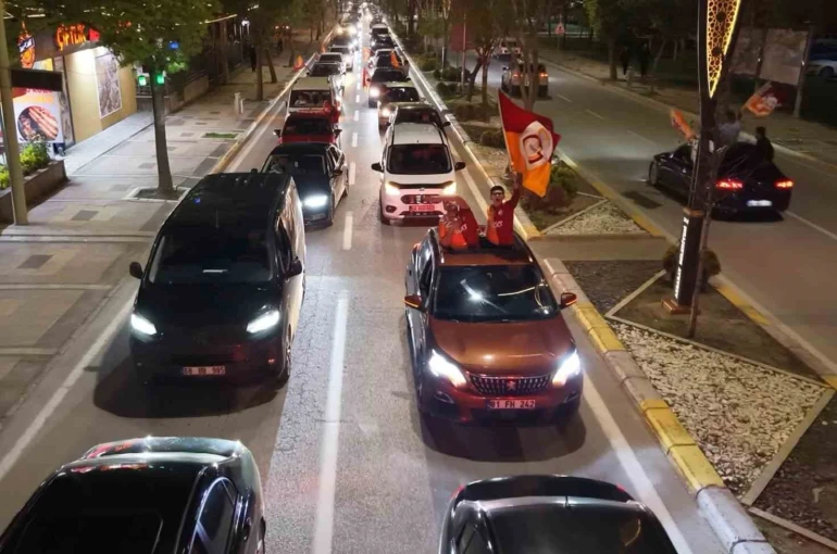Aksaray sokaklarında Galatasaraylıların coşkulu kutlaması