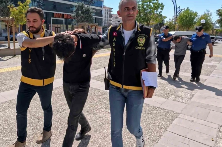 Aksaray’da 2’si polis 4 kişinin yaralandığı olayda gözaltına alınan baba ve oğlu serbest kaldı
