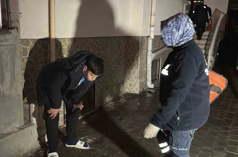 Aksaray’da apartmanda yangın paniği: 6 kişi dumandan etkilendi