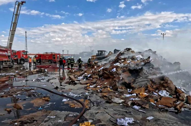 Aksaray’da geri dönüşüm tesisinde yangın paniği