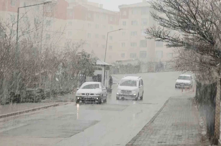 Aksaray’da kar yağışı etkili oluyor