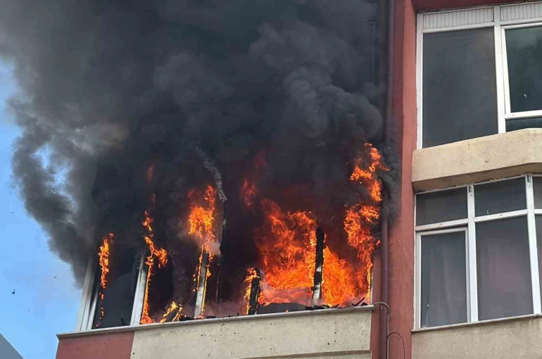 Aksaray’da korkutan yangın, daire alev alev yandı