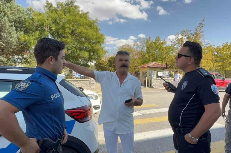 Aksaray’da öğrenci velisi okul müdürünü yumrukladı