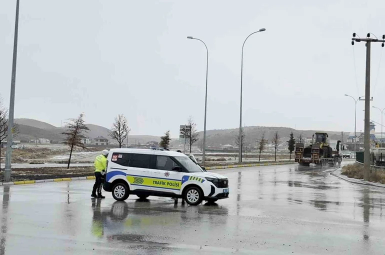 Aksaray’da Ortaköy yolu yoğun kar yağışı nedeniyle ulaşıma kapatıldı