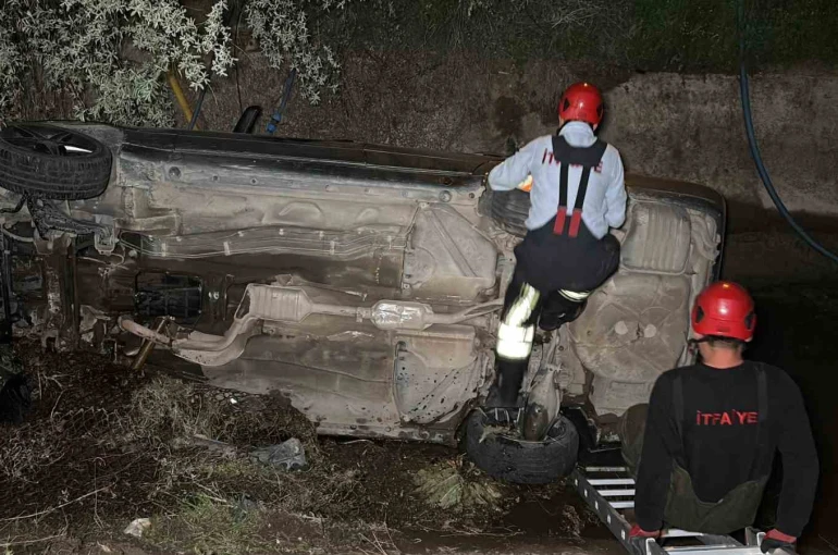 Aksaray’da sulama kanalına düşen araç ekipleri alarma geçirdi