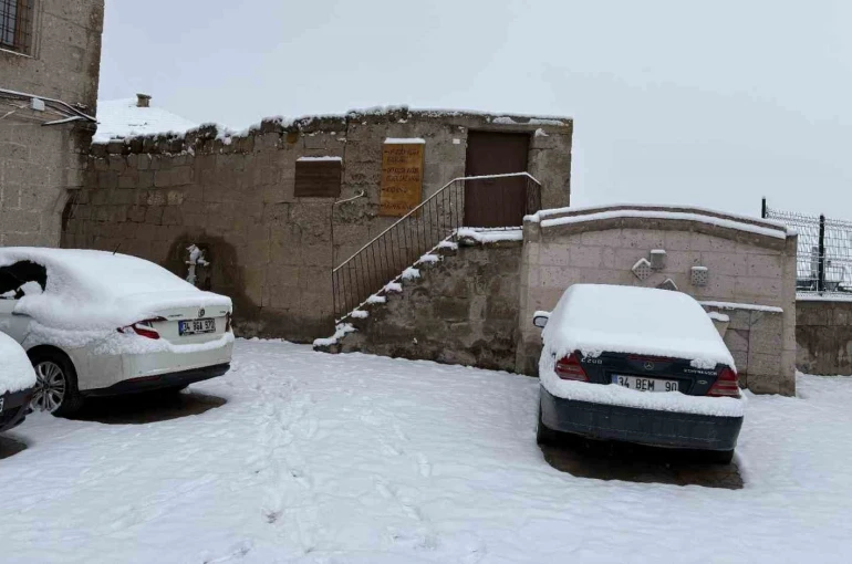 Aksaray’ın Güzelyurt ilçesi, çiçek açmış meyve ağaçları ve yağan karla ilçe beyaza büründü