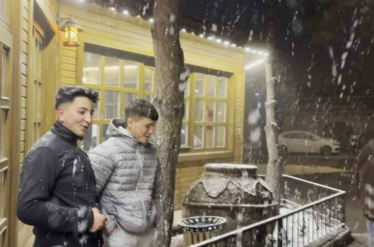 Aksaray’ın Güzelyurt ilçesinde kar yağışı etkili oluyor