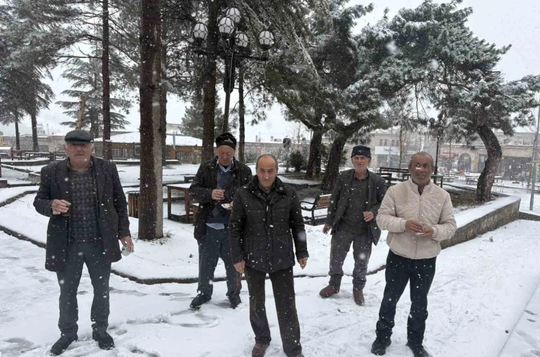 Aksaray’ın Güzelyurt ilçesinde kar yağışı etkisini sürdürüyor