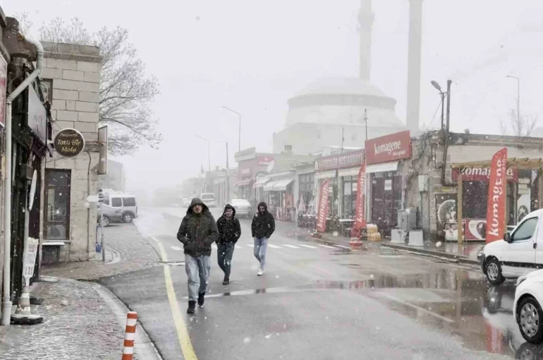 Aksaray’ın yüksek kesimlerinde kar yağışı etkili oluyor