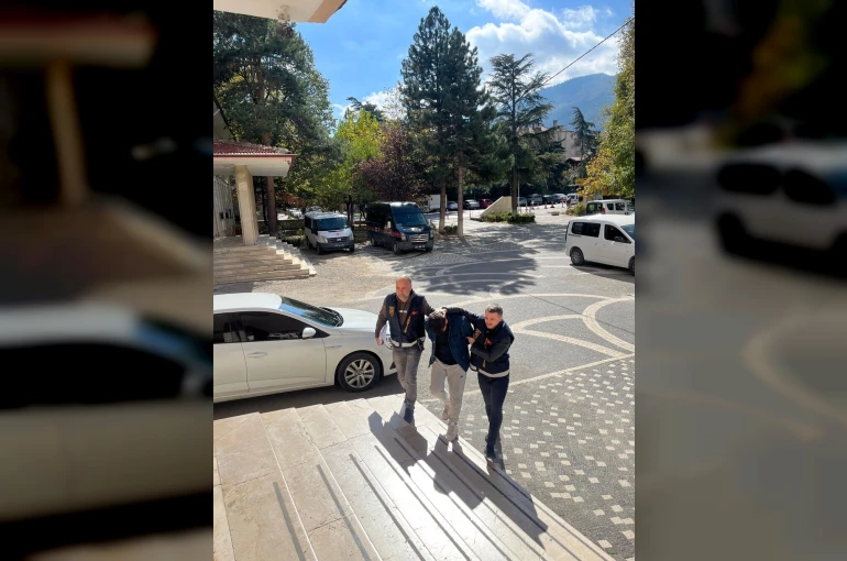 Akşehir'de sahte kimlikle yakalanan şahıstan uyuşturucu hap çıktı