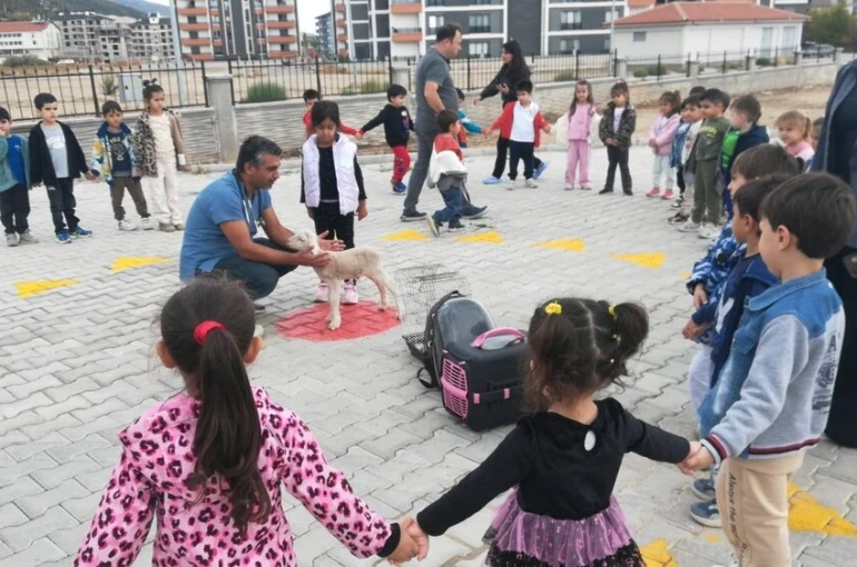Akşehir’de çocuklara hayvan sevgisi aşılandı