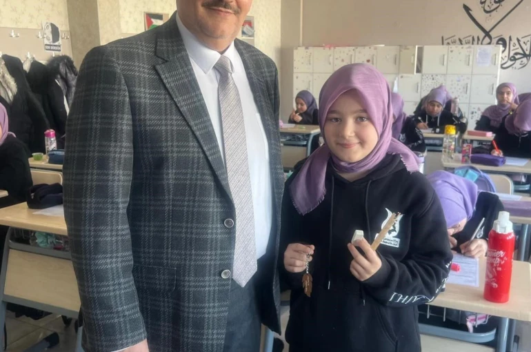 Akşemsettin Kız Anadolu İmam Hatip Lisesi’nde öğrencilere "Tohumlu Kalem" sürprizi