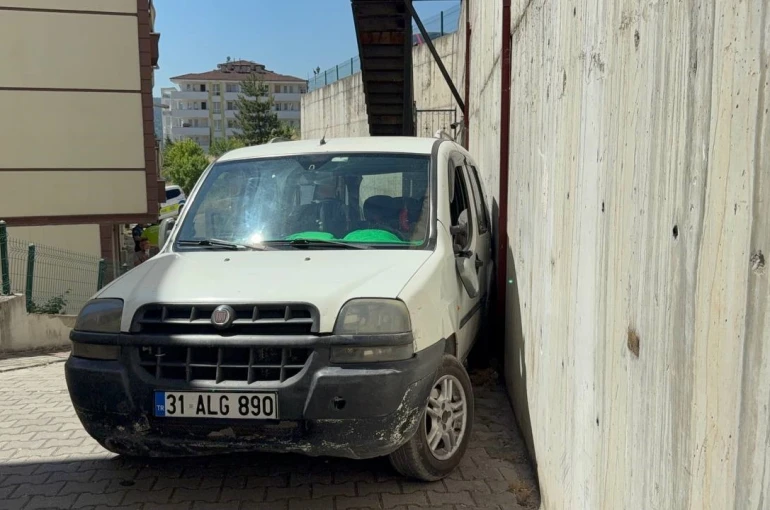 Aküsü biten aracı iterken canından oluyordu 