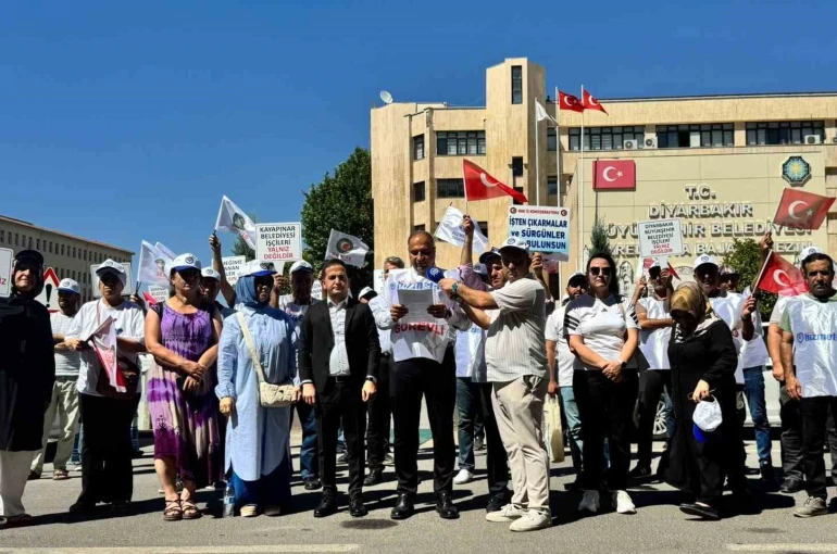 Aküzüm, işten çıkarılan işçiler ile bir araya geldi