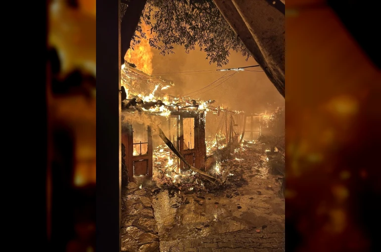 Akyaka’da restoran yangını paniğe neden oldu