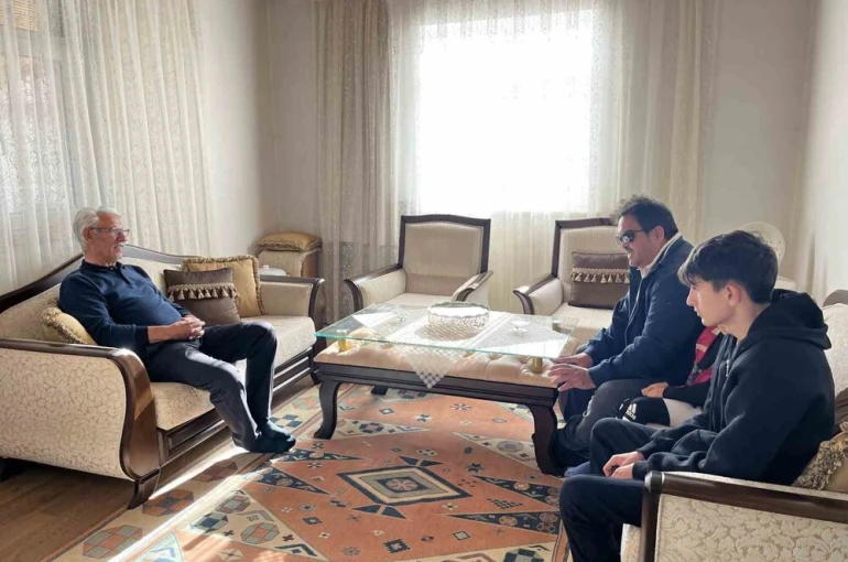 Akyaka’da vefalı öğrenci her yıl öğretmenin elini öperek, öğretmenler günü kutluyor