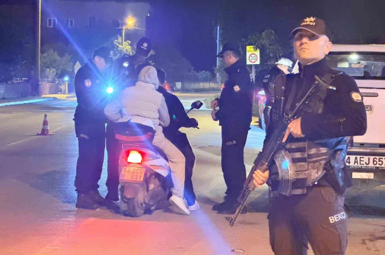 Akyazı’da polis ve bekçilerden bayram öncesi sıkı denetim