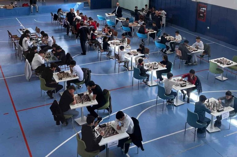 Alaca’da lise öğrencileri kıyasıya mücadele etti 
