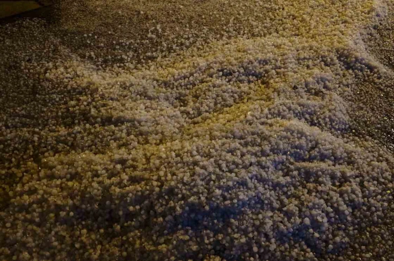 Alaca’da sağanak doluya dönüştü, cadde ve sokaklar beyaza büründü