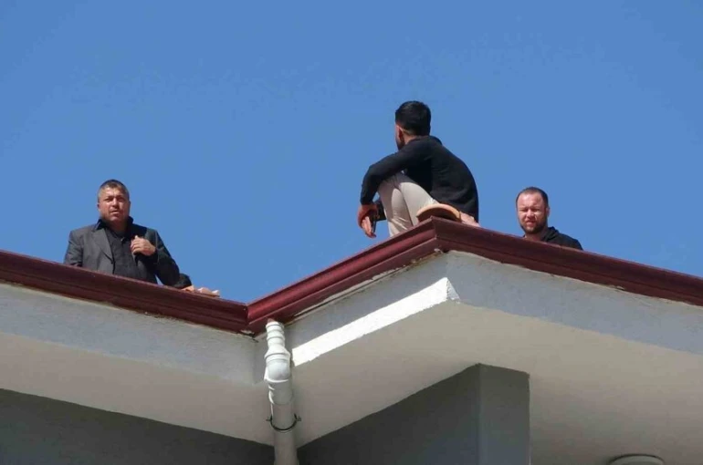 Alacağını alamadı çatıya çıktı, polis yiyecek verip indirdi
