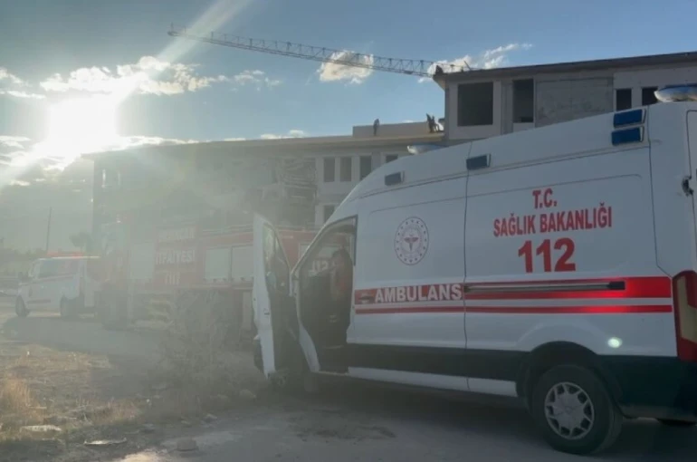 Alacaklarını alamayan işçiler çatıya çıktı