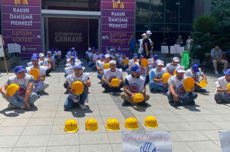 Alacaklarının ödenmediğini iddiasıyla bir araya gelen Doruk Madencilik çalışanları, Çankaya Belediyesi önünde eylem yaptı