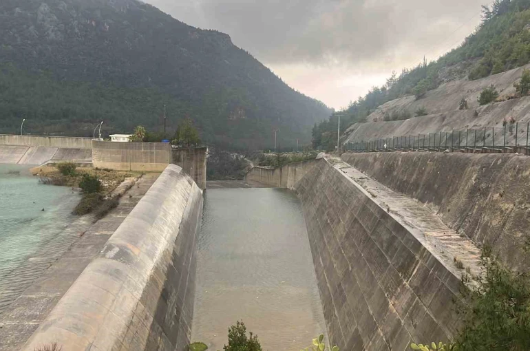 Alanya Dim Barajı’nda su seviyesi yükseldi bölgeye yakın bazı evlerin tedbir amaçlı boşaltılması istendi