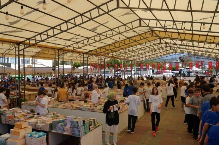 Alanya Kitap Fuarı’na öğrencilerden yoğun ilgi