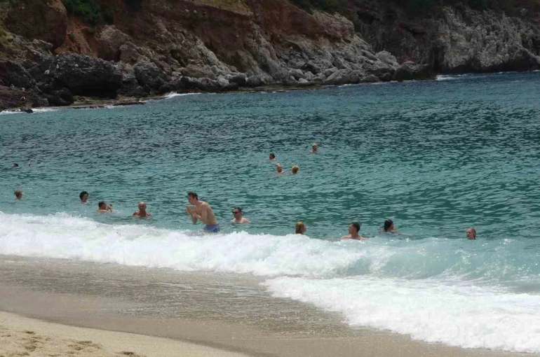 Alanya sahillerinde bayram yoğunluğu