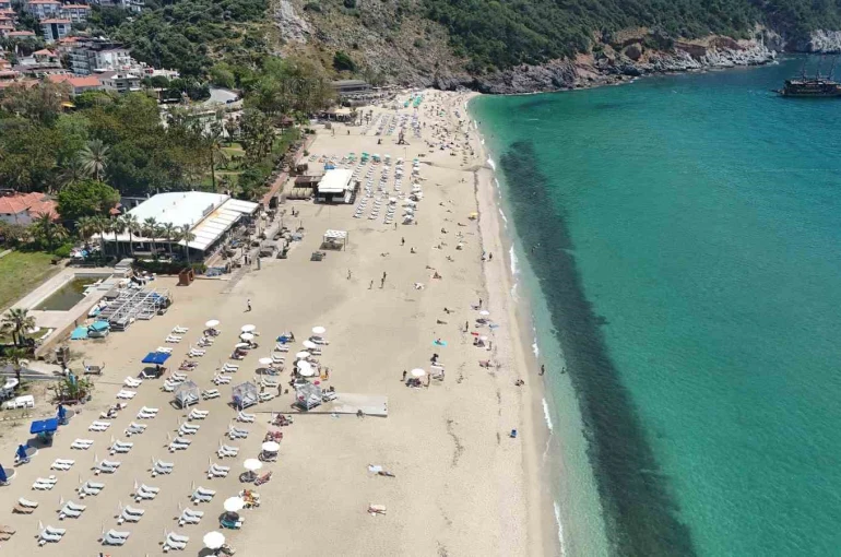 Alanya sahillerinde hafta sonu yoğunluğu