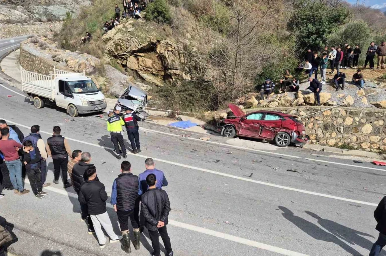 Alanya’da 3 araçlı zincirleme kaza: 1 ölü, 3 yaralı