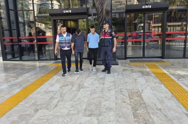 Alanya’da ayakkabı mağazasından hırsızlık yapan 2 şüpheli tutuklandı