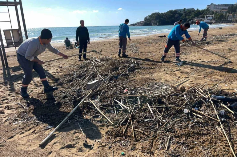 Alanya’da fırtına sonrası plajlarda temizlik yapıldı