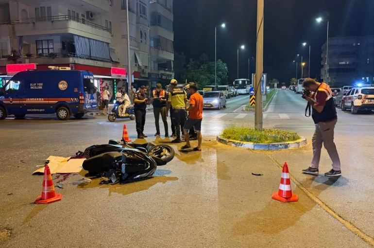 Alanya’da hafif ticari araçla çarpışan motosikletli genç yaralandı