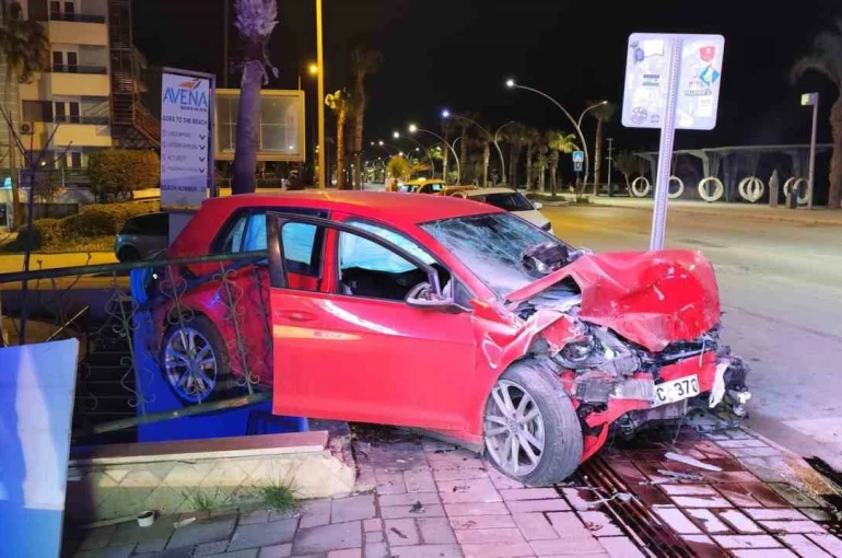 Alanya’da iki otomobil çarpıştı: 3 yaralı