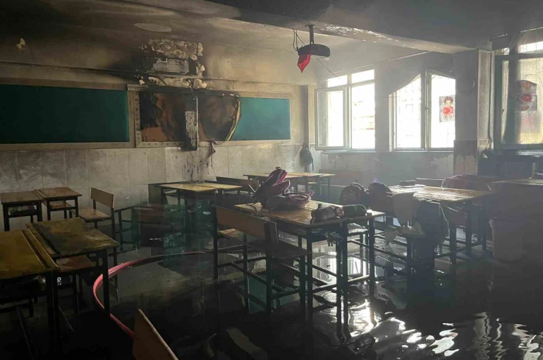 Alanya’da ilkokul sınıfının klima ünitesinde çıkan yangın korkuttu