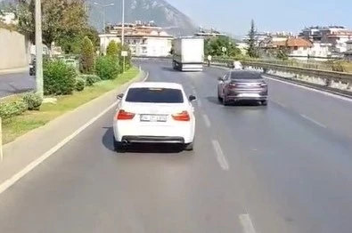 Alanya’da itfaiyeye yol vermeyen sürücü cep telefonu kamerasında