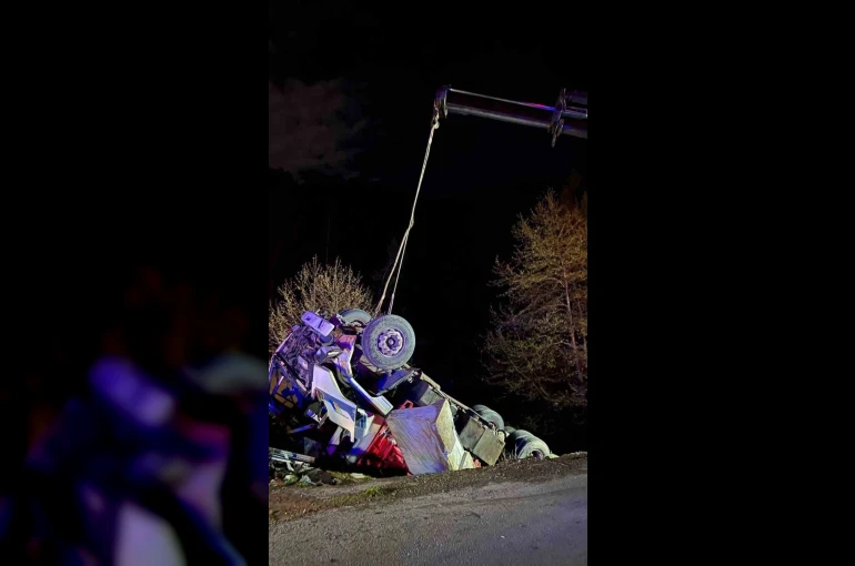 Alanya’da kamyon şarampole devrildi: 1 ölü, 1 yaralı