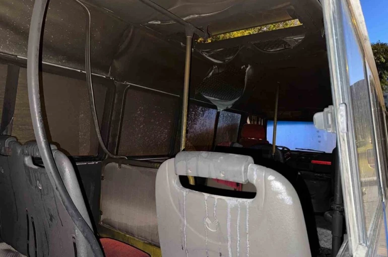 Alanya’da mobilya dükkanını ve kullanılmayan yolcu taşıma servisini ateşe veren kadın yakalandı