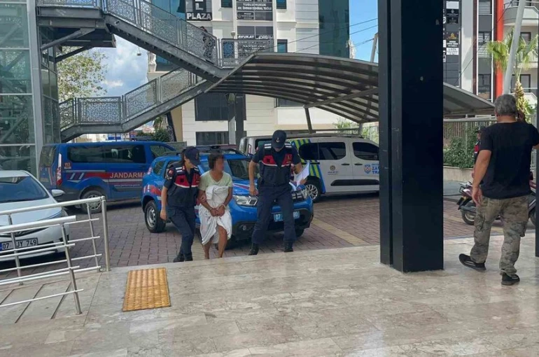 Alanya’da mobilya dükkanını ve minibüsü ateşe veren kadın tutuklandı