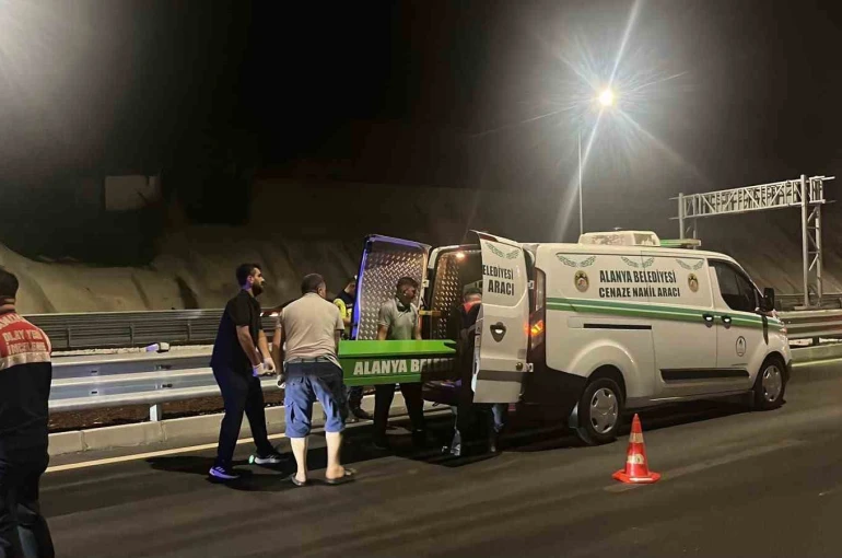 Alanya’da motosiklet bariyerlere çarptı, sürücü hayatını kaybetti