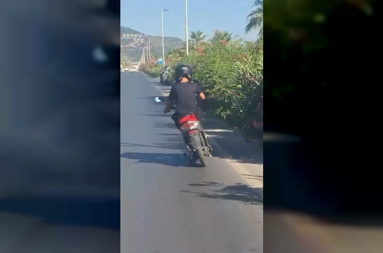 Alanya’da motosiklet üzerinde ayakta ilerleyen sürücünün tehlikeli yolculuğu kamerada