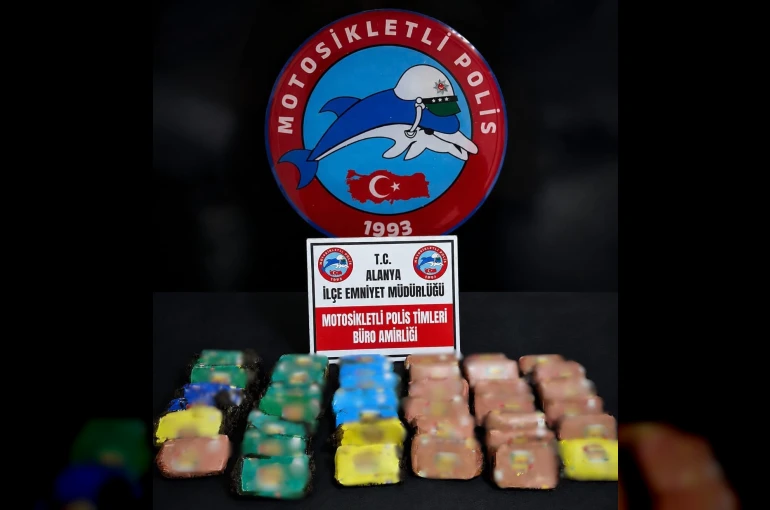 Alanya’da motosiklette 4 kilo esrar ele geçirildi 
