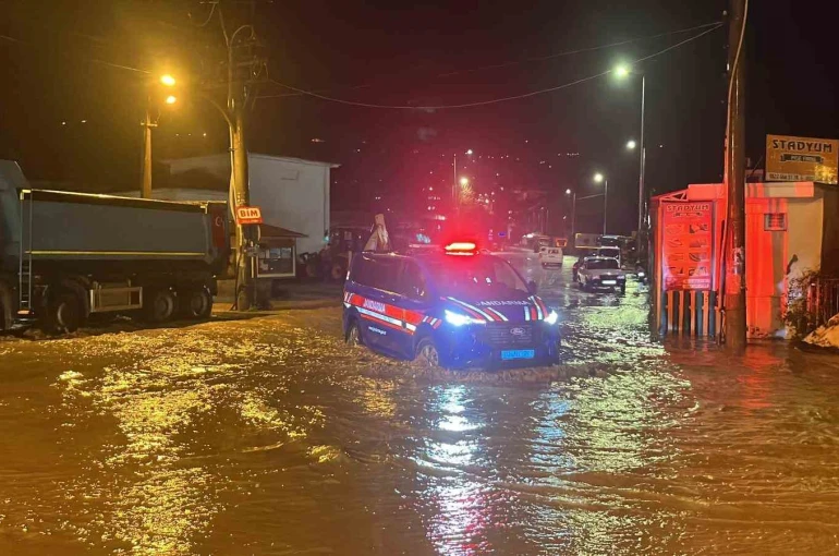 Alanya’da Oba çayı taştı, caddeler sular altında kaldı