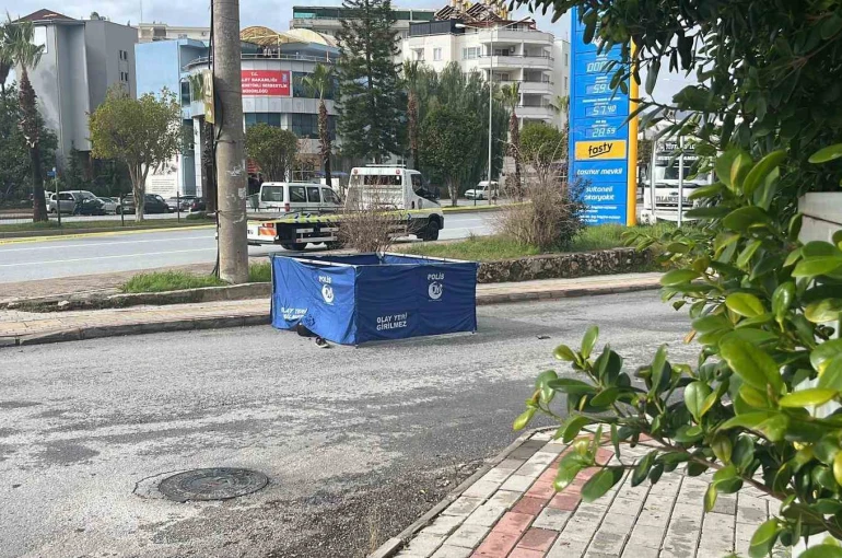 Alanya’da ölümle sonuçlanan trafik kazası güvenlik kamerasına yansıdı