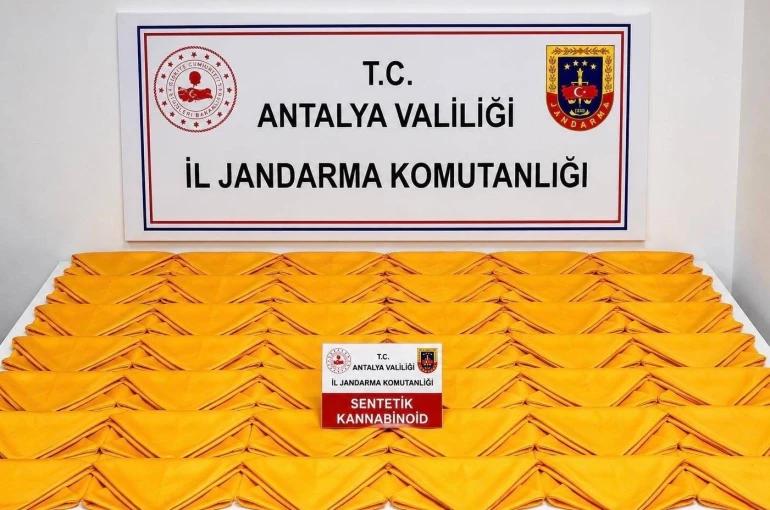 Alanya’da otel odasında 537 bin 600 kullanımlık uyuşturucu madde ele geçirildi