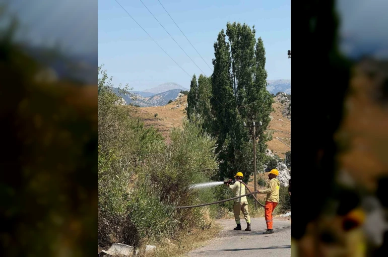 Alanya’da otluk alanda çıkan yangın büyümeden söndürüldü 