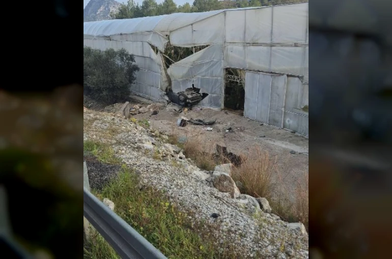 Alanya’da otomobil muz serasına devrildi: 1 ölü, 1 yaralı