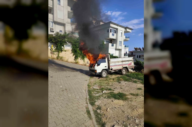 Alanya’da park halindeki kamyonette çıkan yangın söndürüldü